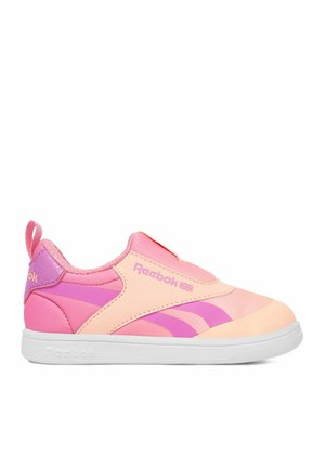 Sneakers Reebok slip-on rosa e pesca con strisce viola e suola bianca, progettate per un uso casual.