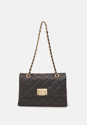 Sac à main en cuir noir matelassé avec bandoulière en chaîne dorée et fermoir rectangulaire doré sur le rabat avant.