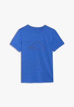 T-shirt bleu à manches courtes avec col rond, graphique linéaire noir et texte "WIND FLOW" ainsi que des coordonnées géographiques au centre devant.