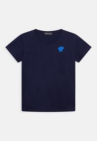 Námořnická modrá bavlněná trička s kulatým výst�řihem a krátkými rukávy; na levé straně hrudi je vyšitý modrý logo Medusa.