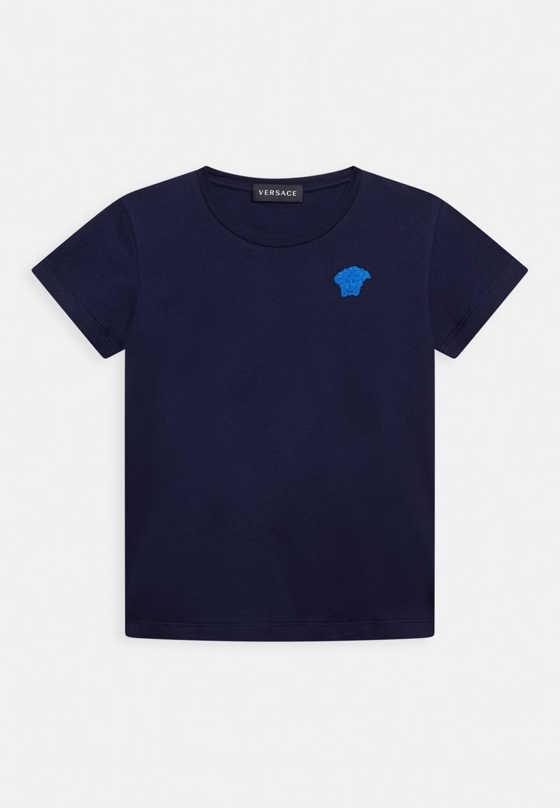 Mörkblå bomulls-T-shirt med rund hals och korta ärmar; har en blå broderad Medusa-logotyp på vänster bröst.