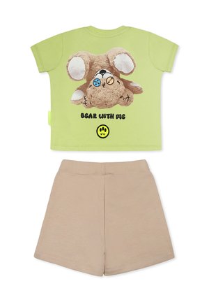 T-shirt in cotone verde chiaro con grafica di un orsetto peluche, testo "BEAR WITH ME" e pantaloni beigi. Presenta angoli arrotondati e maniche corte.