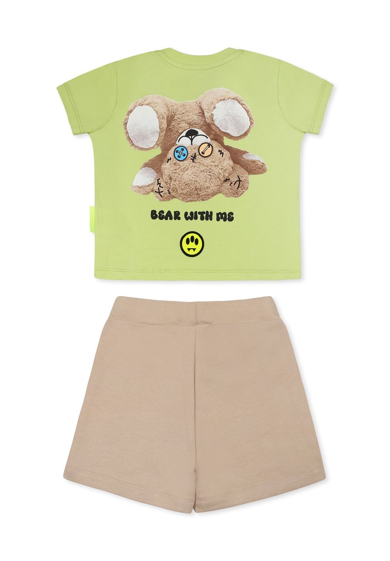 T-shirt in cotone verde chiaro con grafica di un orsetto peluche, testo "BEAR WITH ME" e pantaloni beigi. Presenta angoli arrotondati e maniche corte.