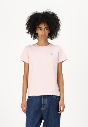 Tricou de bumbac roz, cu guler rotund și mâneci scurte. Prezintă un mic logo triangular pe piept și are o croială lejeră. Blugi din denim albastru.