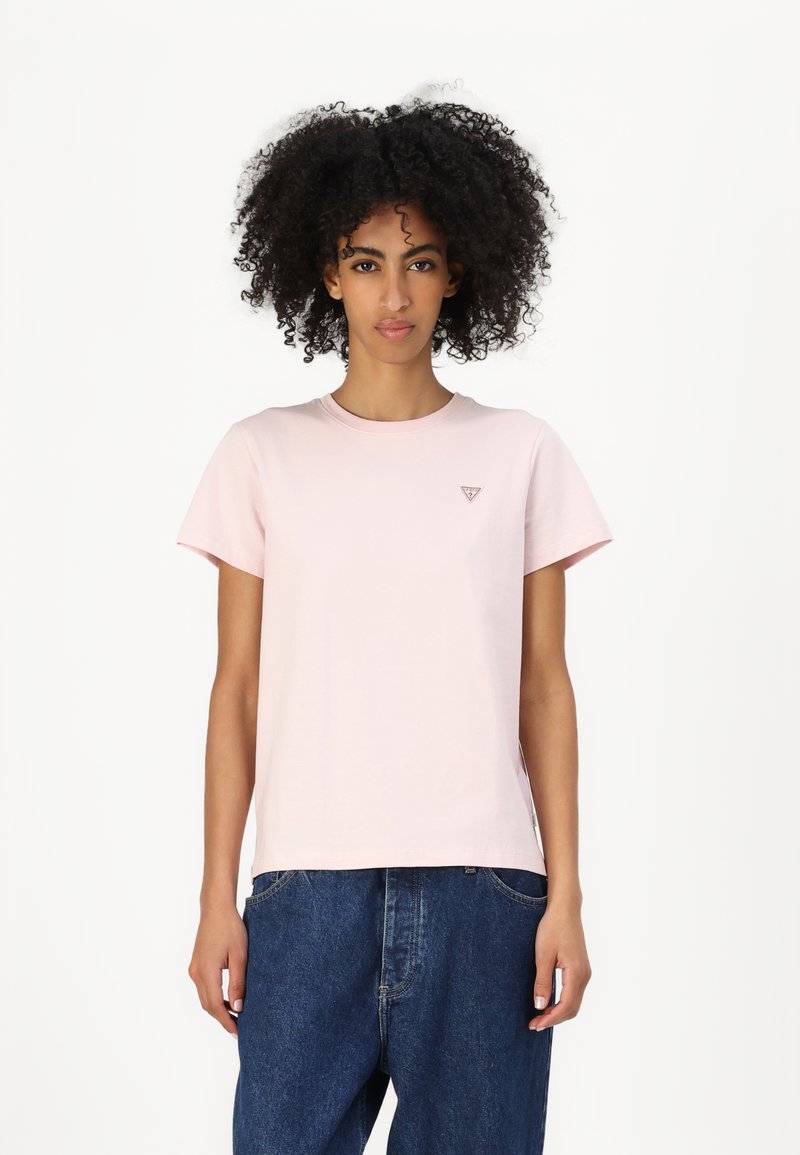 Tricou de bumbac roz, cu guler rotund și mâneci scurte. Prezintă un mic logo triangular pe piept și are o croială lejeră. Blugi din denim albastru.