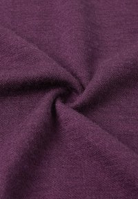 Lila gestrickter Stoff mit einer weichen Textur, der eine glatte Oberfläche und gleichmäßige Stiche zeigt. Das Material ist leicht und flexibel.