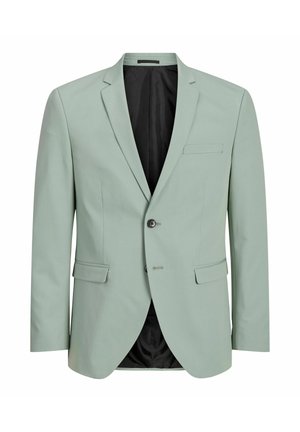 Lichtgroene op maat gemaakte blazer met twee klepzakken aan de voorkant, een borstzak, twee knopen en een zwarte voering aan de binnenkant, van voren getoond.