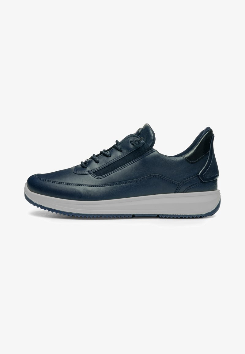 Marineblaue Ledersneaker mit schwarzen Akzenten, weißer dicker Sohle, Schnürverschluss und strukturiertem Profil, von der Seite gesehen.