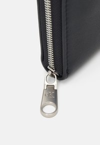 Calvin Klein Jeans SCULPTED ZIP AROUND DEBOSS - Lommebok - black