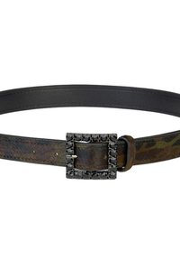 Cinturón de cuero marrón y negro con un patrón, con una hebilla cuadrada adornada con piedra negra y un forro interior de cuero negro liso.