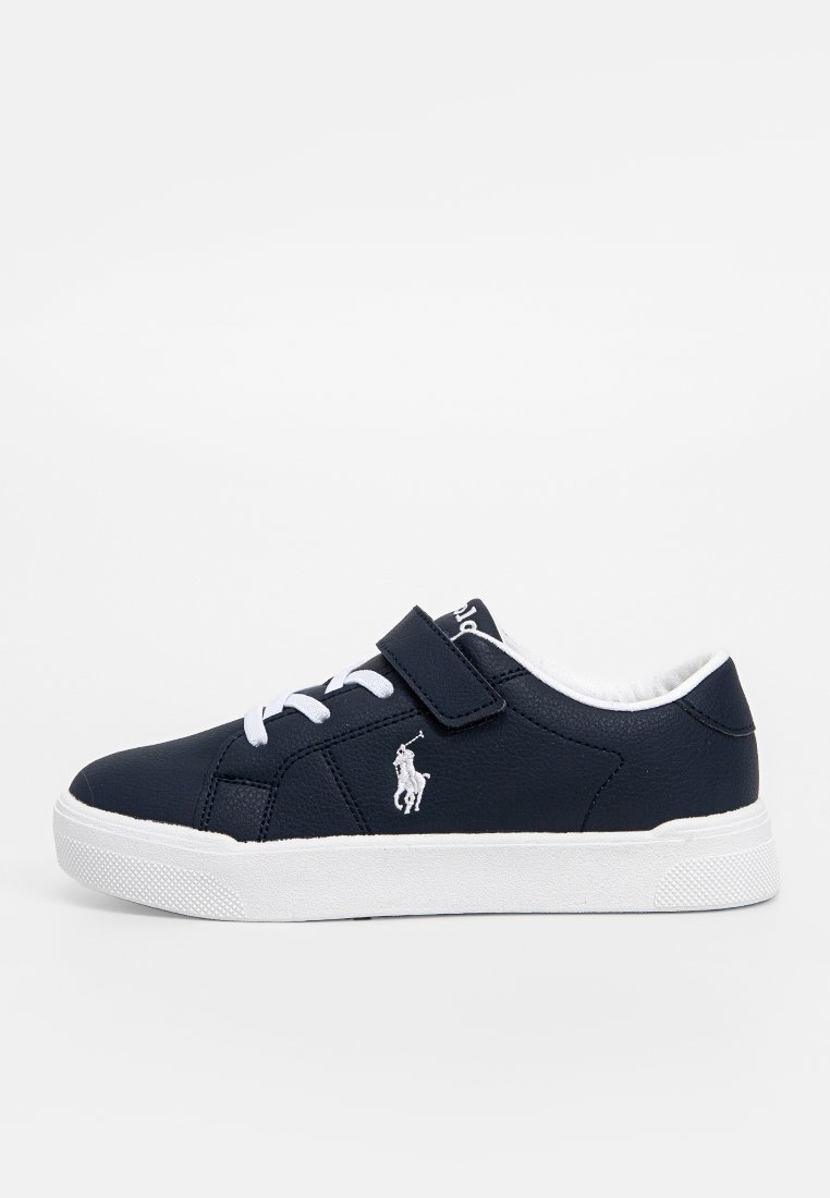 Marineblauwe synthetische sneakers met witte rubberen zool, met vetersluiting en klittenbandsluiting, met geborduurd logo op de zijkant.