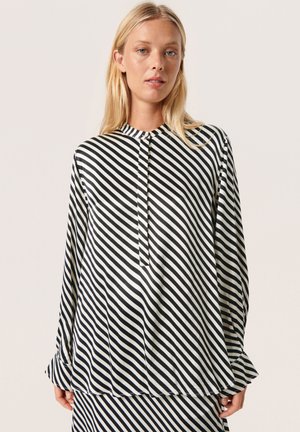 Zwart-wit gestreepte blouse met een hoge kraag, lange mouwen en geplooide manchetten. Heeft een verticale knopenlijst aan de voorkant.