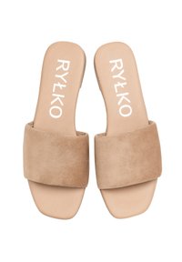 Sandale slide din suede bej cu curea lată pe picior și talpă plată, având un logo alb în relief pe interior. Textură netedă, design minimal.
