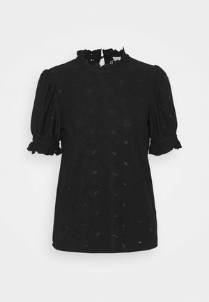 Zwarte blouse met korte mouwen en pofmouwen, kanten bloemenpatroon, geplooide hoge halslijn en mouwboorden, weergegeven op een witte achtergrond.