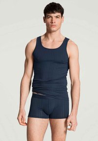 Marineblauw geribd tanktop en boxershort gemaakt van zachte stof. Heeft een aansluitend ontwerp en dunne horizontale strepen, met een subtiele merkl logo.