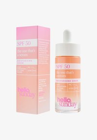 Fuktighetsgivande serum med SPF 50 i en genomskinlig glasdroppare. Ljus orange vätska, vit kork och rosa ask med produktinformation.