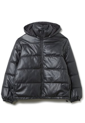 Chaqueta acolchada negra con capucha, con un exterior de cuero sintético brillante, cierre frontal de cremallera, puños elásticos y bolsillos laterales.