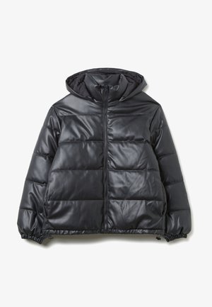 Chaqueta acolchada negra con capucha, con un exterior de cuero sintético brillante, cierre frontal de cremallera, puños elásticos y bolsillos laterales.