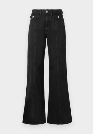 Jeans flare in denim nero con vita alta, dotati di due tasche frontali, hardware in tono argento e dettagli di cucitura in evidenza sulla parte anteriore.