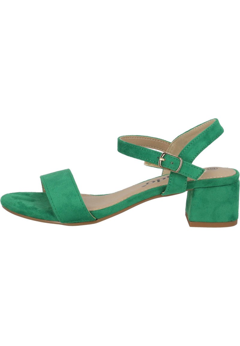 Sandali con tacco a blocco in suede verde, dotati di una larga fascia frontale e cinturino alla caviglia regolabile, caratterizzati da una texture liscia e un design minimalista.