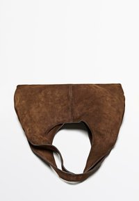 Borsa in suede marrone con una forma unica, caratterizzata da una maniglia con intaglio e dettagli di cucitura visibili lungo i bordi. Texture complessivamente liscia.