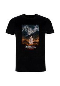 Schwarzes T-Shirt mit einem bunten Grafikdruck von "Attack on Titan", das Charaktere und eine dramatische Hintergrundszene zeigt.
