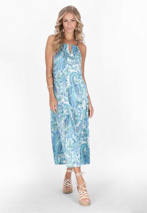 Tengerészkék és aqua paisley mintás maxi ruha, mélyen kivágott nyakkal és állítható pántokkal. Világos színű pántos szandálokkal párosítva.