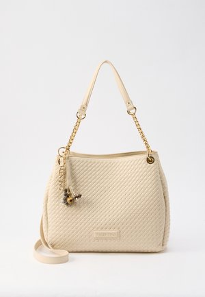 Borsa a mano in pelle intrecciata beige con manici a catena dorata, pendente decorativo a nappina e patch con logo Valentino sul davanti.