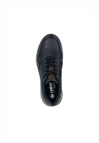 Zapato de cuero azul marino con cierre de cremallera, acentos marrones texturizados, lengüeta acolchada y suela con amortiguación. Cuenta con tecnología antiestrés.