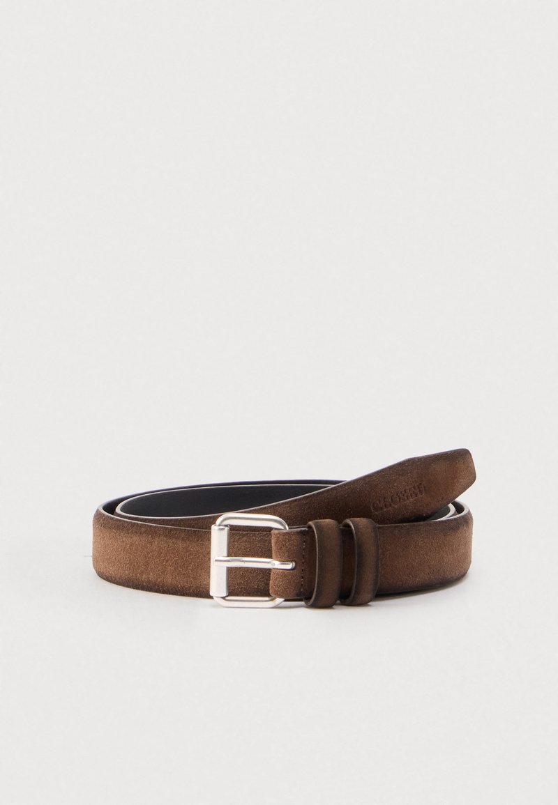 Καφέ ζώνη από σουέντ δέρμα τυλιγμένη με ασημένια μεταλλική αγκράφα και δύο θηλιές σε απλό λευκό φόντο.