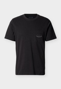 Μαύρο κοντομάνικο t-shirt με στρογγυλή λαιμόκοψη και αριστερή τσέπη στο στήθος, που φέρει ένα μικρό οβάλ λογότυπο της Patagonia.