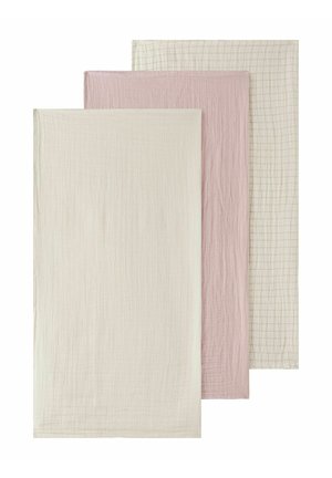 Trois morceaux de mousseline rectangulaires pliés en crème, rose poudré, et crème avec un léger motif quadrillé, empilés avec les bords alignés sur fond blanc.