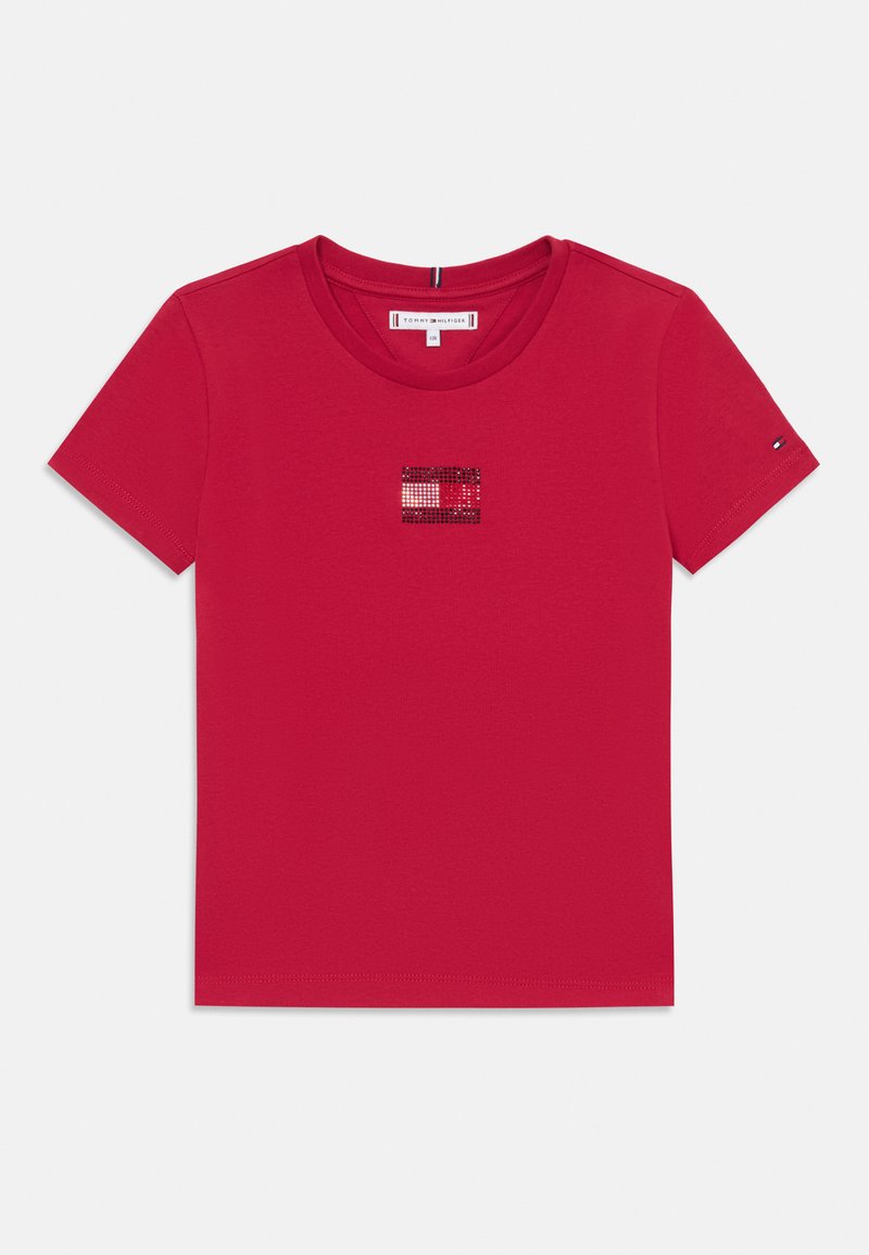 Rød bomulls t-skjorte med korte ermer og rund hals. Har en liten, glitrende logo detalj i midten. Glatt tekstur.