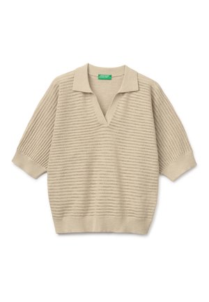 Beiger kurzärmeliger Strickpullover mit offenem V-Ausschnitt und strukturiertem horizontalem Streifenmuster, flach auf weißem Hintergrund liegend.