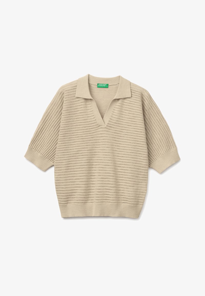 Beige kortarmig gebreide trui met open V-hals en een textuur van horizontale strepen, plat gelegd op een witte achtergrond.