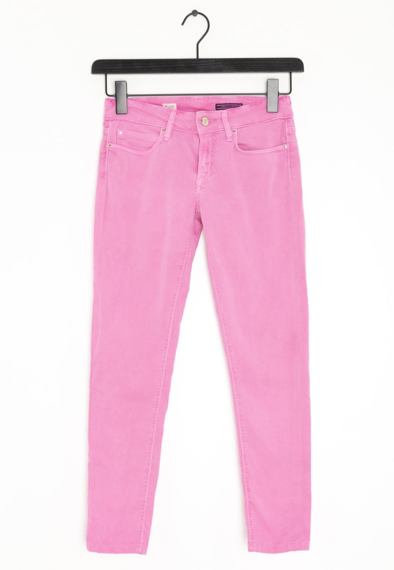 Jeans ajustados rosa con textura suave, cinco bolsillos y cierre de botón metálico. Suspendidos de una percha de plástico negra.