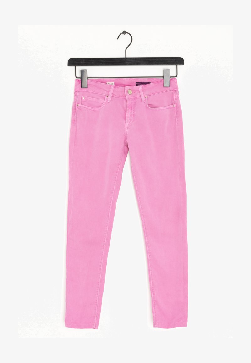 Růžové úzké džíny se hladkým povrchem, pěti kapsami a kovovým uzávěrem. Visí na černém plastovém ramínku.