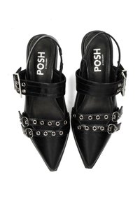 Scarpe slingback nere con punta a punta, doppia fibbia argentata e dettagli con occhielli traforati, marchiate "POSH" sulle suole interne.