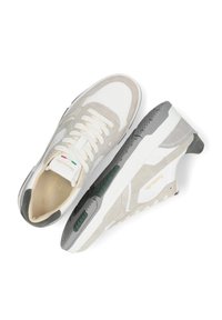 Sneaker in una combinazione di pelle bianca e suede grigio chiaro, con una suola di gomma spessa, lacci e dettagli di branding sottili.