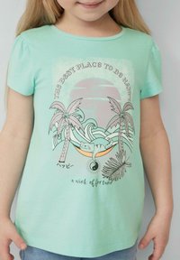 Mintgroen T-shirt met korte mouwen, voorzien van graphics van een palmboom en een kat, met speelse tekst. Gemaakt van zachte katoen met een comfortabele, relaxte pasvorm.