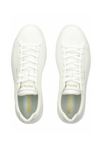 Weiße Sneaker aus glattem Material, mit abgerundeter Zehenpartie, flachen Schnürsenkeln und goldenen Akzenten. Sauberes, minimalistisches Design mit einer atmungsaktiven Innensohle.