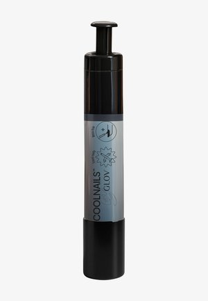 Bouteille de dissolvant pour vernis à ongles Coolnails by Glov noire et grise avec distributeur à pompe et icônes d'étiquette prêtes pour le voyage, sans désordre.