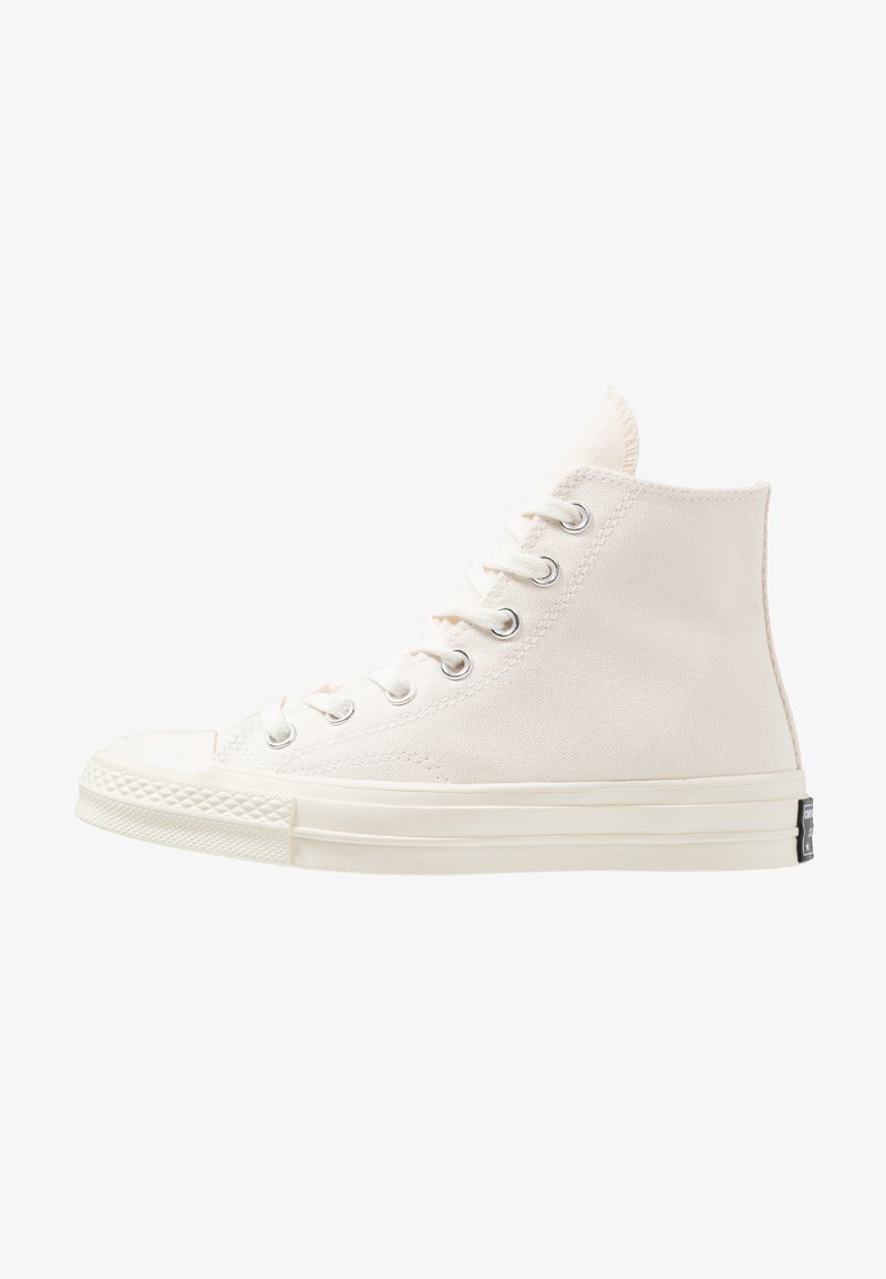 Høye kanvas sneakers i off-white med gummitåhette, sølvheksagoner og en teksturert såle. Har et logopatch bak.