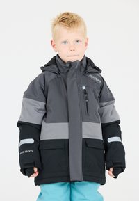 Sort og grå vinterjakke med hætte, som har lynlåslommer, justerbare manchetter og en vandtæt rating på 15000.