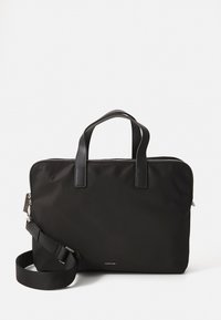 Bolso para portátil negro de nylon con asas de cuero. Cuenta con un cierre de cremallera y una correa desmontable para mayor versatilidad. Diseño minimalista.