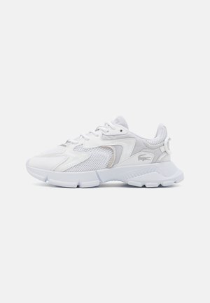Sapatos atléticos brancos com parte superior em malha e couro sintético, apresentando um colarinho acolchoado, fecho de cadarço e sola texturizada. Logo da Lacoste no calcanhar.
