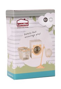 Poppenhuisaccessoireset met een witte wasmachine met een berengezicht, een beige wasmand en een beige stofzuiger.