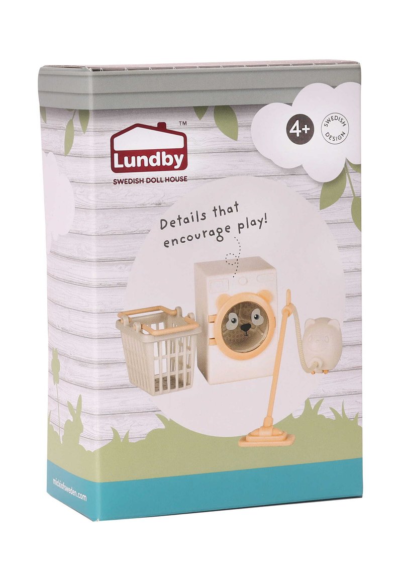 Poppenhuisaccessoireset met een witte wasmachine met een berengezicht, een beige wasmand en een beige stofzuiger.