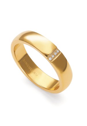Anillo de banda de oro con una superficie lisa y pulida que presenta una fila de cinco pequeños diamantes incrustados en la parte superior.