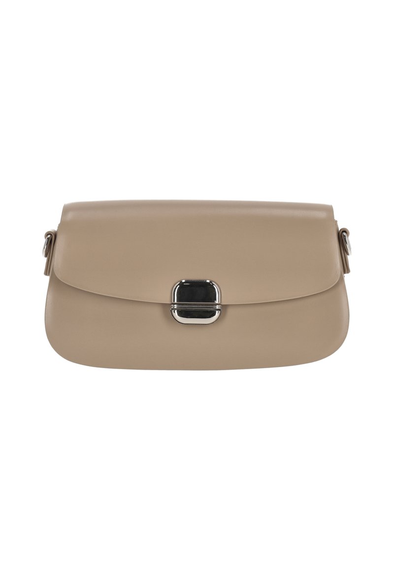 Bolso de cuero beige con textura suave, que presenta un diseño elegante y un aplique de cierre plateado en la parte delantera. Cierre con solapa, sin correa visible para el hombro.